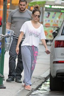 Jennifer Lopez feet photo thumbnail