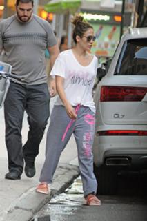 Jennifer Lopez feet photo thumbnail