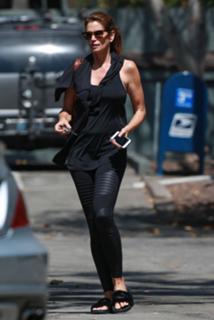 Cindy Crawford feet photo thumbnail