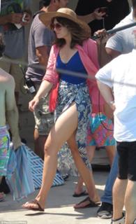 Mandy Moore feet photo thumbnail