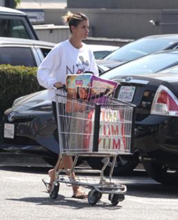 Elisabetta Canalis feet photo thumbnail