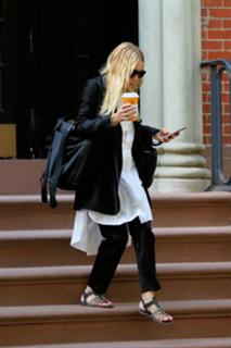 Ashley Olsen feet photo thumbnail