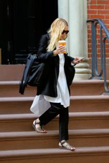 Ashley Olsen feet photo thumbnail