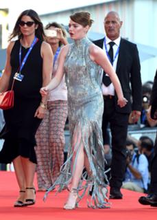 Emma Stone feet photo thumbnail