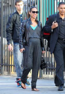 Alicia Keys feet photo thumbnail