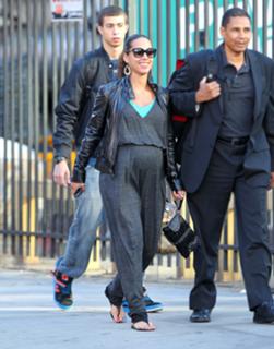 Alicia Keys feet photo thumbnail