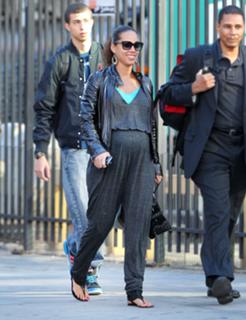 Alicia Keys feet photo thumbnail