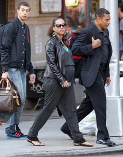 Alicia Keys feet photo thumbnail