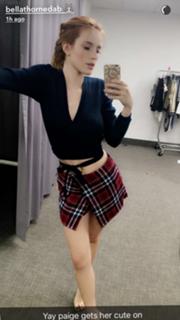 Bella Thorne feet photo thumbnail