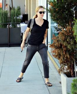 Leslie Mann feet photo thumbnail