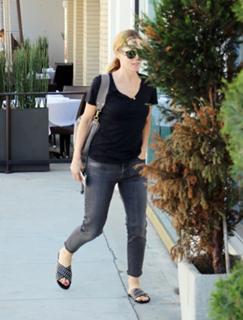 Leslie Mann feet photo thumbnail