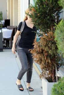 Leslie Mann feet photo thumbnail