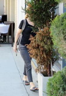 Leslie Mann feet photo thumbnail