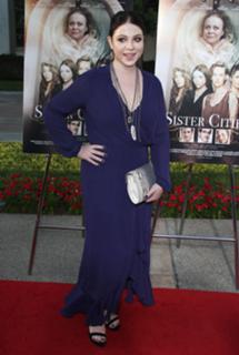 Michelle Trachtenberg feet photo thumbnail