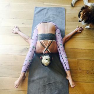 Miley Cyrus feet photo thumbnail