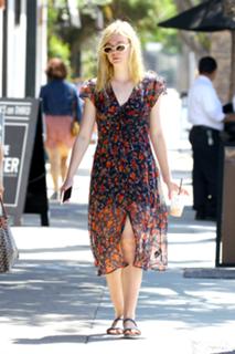 Elle Fanning feet photo thumbnail