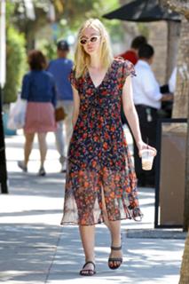 Elle Fanning feet photo thumbnail
