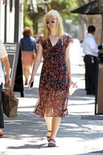Elle Fanning feet photo thumbnail