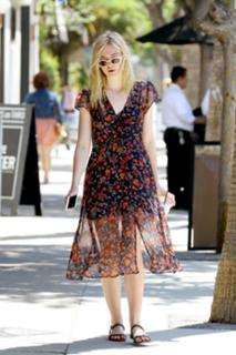Elle Fanning feet photo thumbnail