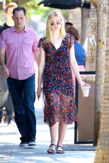 Elle Fanning feet photo thumbnail