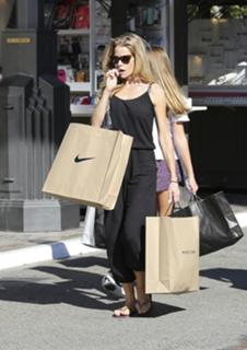 Denise Richards feet photo thumbnail