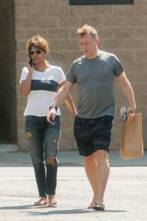 Halle Berry feet photo thumbnail