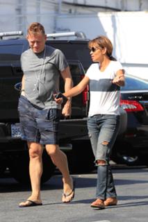 Halle Berry feet photo thumbnail