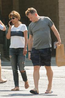 Halle Berry feet photo thumbnail