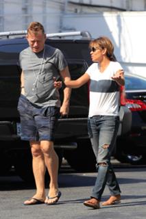 Halle Berry feet photo thumbnail