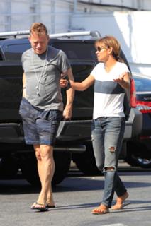 Halle Berry feet photo thumbnail