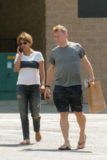 Halle Berry feet photo thumbnail