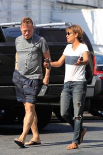 Halle Berry feet photo thumbnail