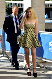 Dakota Fanning feet photo thumbnail