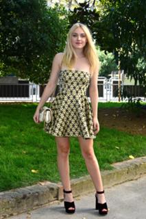 Dakota Fanning feet photo thumbnail