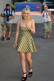 Dakota Fanning feet photo thumbnail