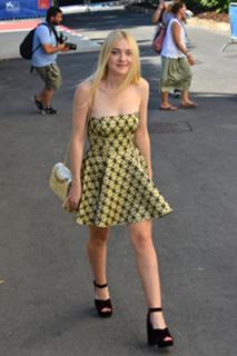 Dakota Fanning feet photo thumbnail