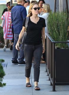 Leslie Mann feet photo thumbnail