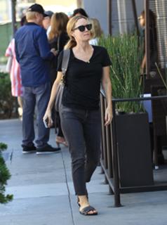 Leslie Mann feet photo thumbnail