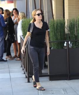 Leslie Mann feet photo thumbnail