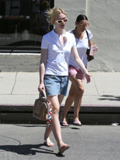 Elle Fanning feet photo thumbnail