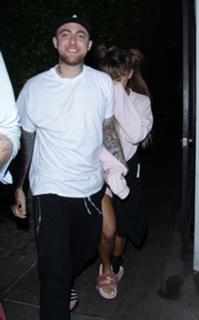 Ariana Grande feet photo thumbnail