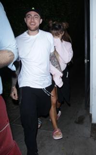 Ariana Grande feet photo thumbnail