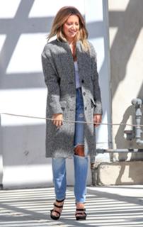 Ashley Tisdale feet photo thumbnail