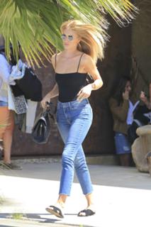Rosie Huntington-Whiteley feet photo thumbnail