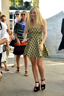 Dakota Fanning feet photo thumbnail
