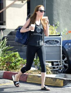 Brie Larson feet photo thumbnail