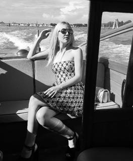 Dakota Fanning feet photo thumbnail