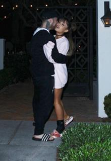 Ariana Grande feet photo thumbnail