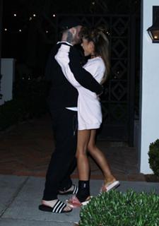 Ariana Grande feet photo thumbnail