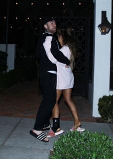 Ariana Grande feet photo thumbnail